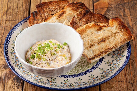 Икра щучья с хрустящими тостами