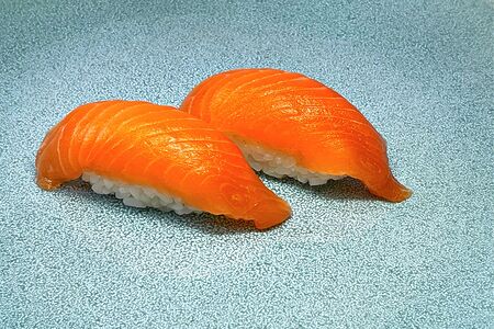 Суши с лососем