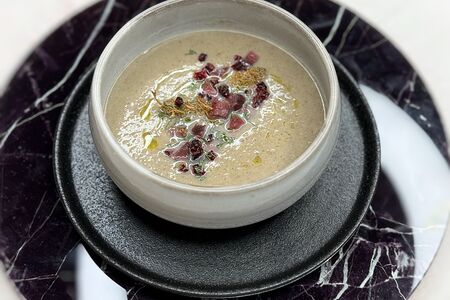 Грибной крем-суп с тартаром из копченой оленины