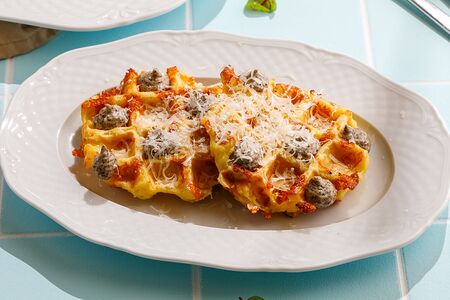 Картофельные вафли с трюфельным соусом