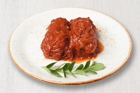 Домашние голубцы с мясом и рисом в бульоне с добавлением овощей и трав