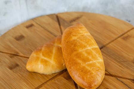 Пирожок с зелёным луком и яйцом