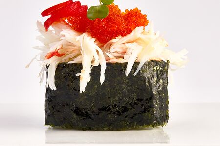 Гункан Spicy Камчатский краб с икрой тобико