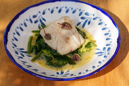 Угольная рыба с брокколи и шпинатом 