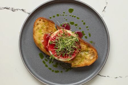 Запеченный камамбер с малиновым конфитюром