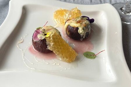 Запеченный инжир с с горгонзоллой и медом