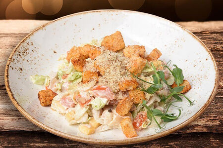 Салат с куриным филе и гренками