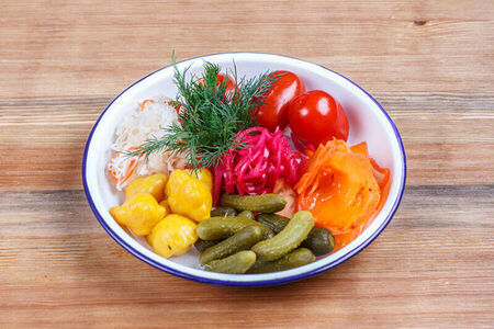 Соленья: корнишоны, помидоры, капуста, перец, патиссоны