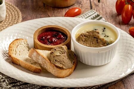 Паштет из печени цыпленка с вишневым соусом 