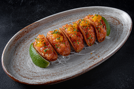 Тако лосось с манго и соусом лимон кимчи