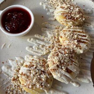 Тофники с кешью, сметаной и джемом