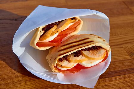 Пита с курицей, моцареллой и вялеными томатами