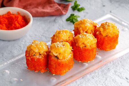 Запеченный ролл с крабом, гребешком и лососем