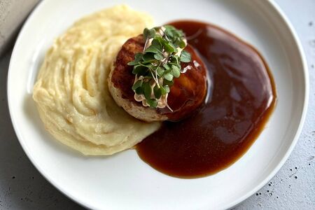 Сочная котлета из индейки с пюре и соусом спайси