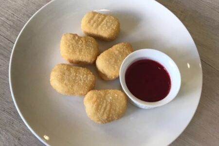 Жареный сыр Камамбер с ягодным соусом