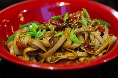 Удон с курицей и овощами