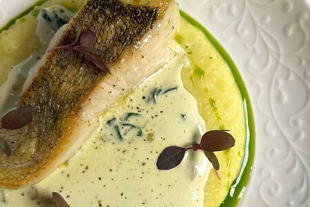 Судак с соусом из шпината и кедровыми орешками