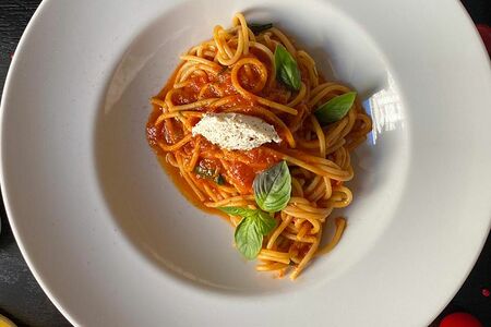 Спагетти с помидорами и базиликом
