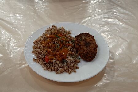 Греча с котлетой