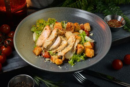 Салат Цезарь с курицей