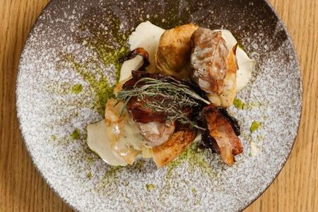 Свиная вырезка с печёным картофелем, беконом и сливочным песто