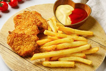 Куриные наггетсы с картофелем фри