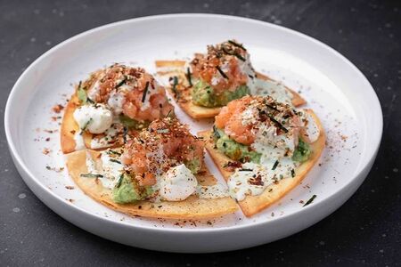 Хрустящий лосось, гуакамоле и авокадо