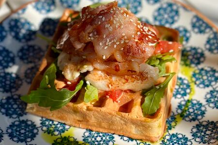 Вафля с куриным филе и беконом