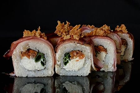 Ролл с беконом и лососем терияки