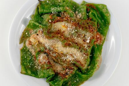 Открытая зеленая лазанья из дровяной печи 