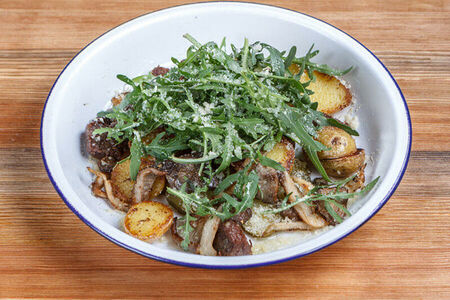 Салат с печеным ребром, молодым картофелем, вешенками