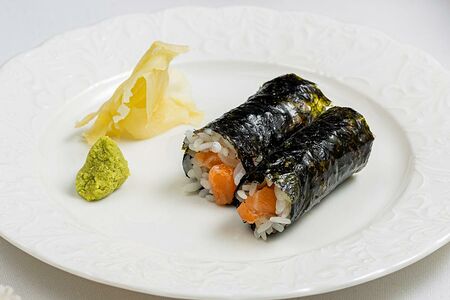 Хенд-ролл с лососем