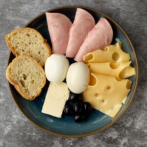 Завтрак с отварным яйцом, ветчиной и сыром