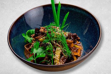 Гречневая лапша с говядиной и грибами шиитаке