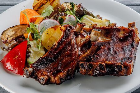 Томлёные свиные рёбрышки с овощами и соусом барбекю