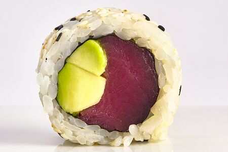 Урамаки-ролл Туна авокадо