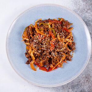 Говядина, обжаренная в остром соусе с рисом