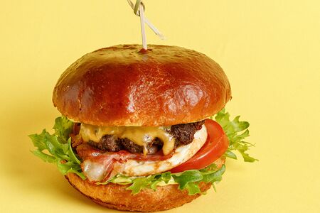 Бургер с говяжьей котлетой
