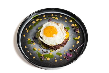 Бифштекс из говядины с сыром чеддер и яйцом