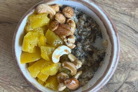 Овсяная каша с персиком и ореховой карамелью