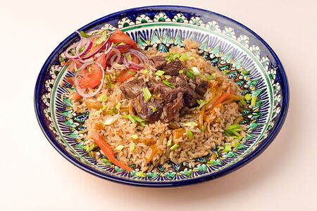 Плов с говядиной и салатом