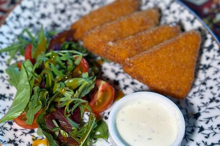 Жареный сулугуни с миксом из зелени