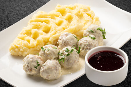 Фрикадельки с картофельным пюре и брусничным соусом