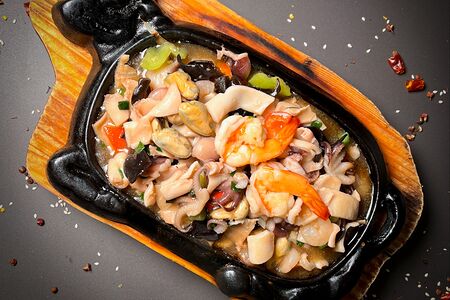 Ассорти из морепродуктов на чугуне