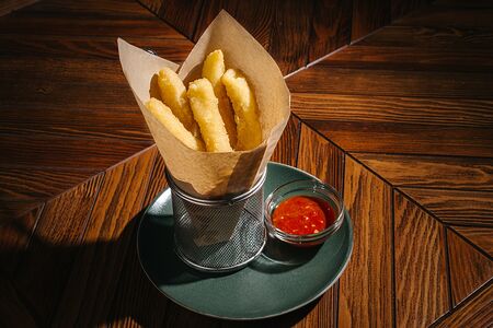 Палочки из моцарелла в хрустящем кляре