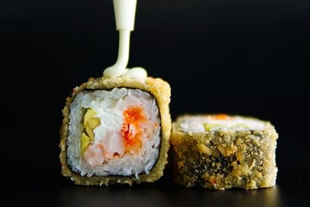 Жареный ролл с креветкой