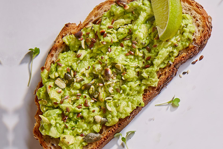 Брускетта с авокадо и лаймом