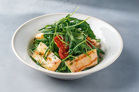 Салат из кальмаров с рукколой