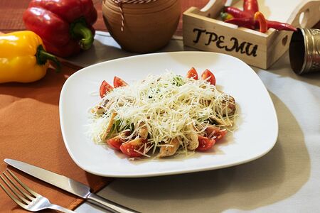 Салат а-ля Цезарь с куриным филе и копченым сулугуни