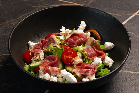 Салат с вяленой утиной грудкой, печеным перцем и гранатовой заправкой